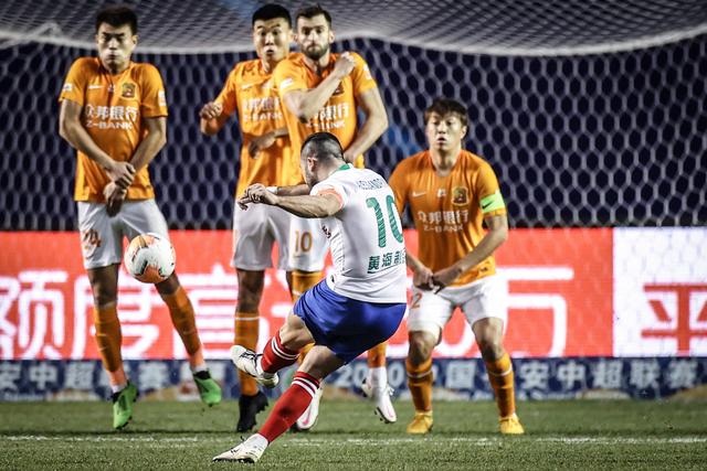 周琦21+8胡明轩20分广东大胜山东 高诗岩15分